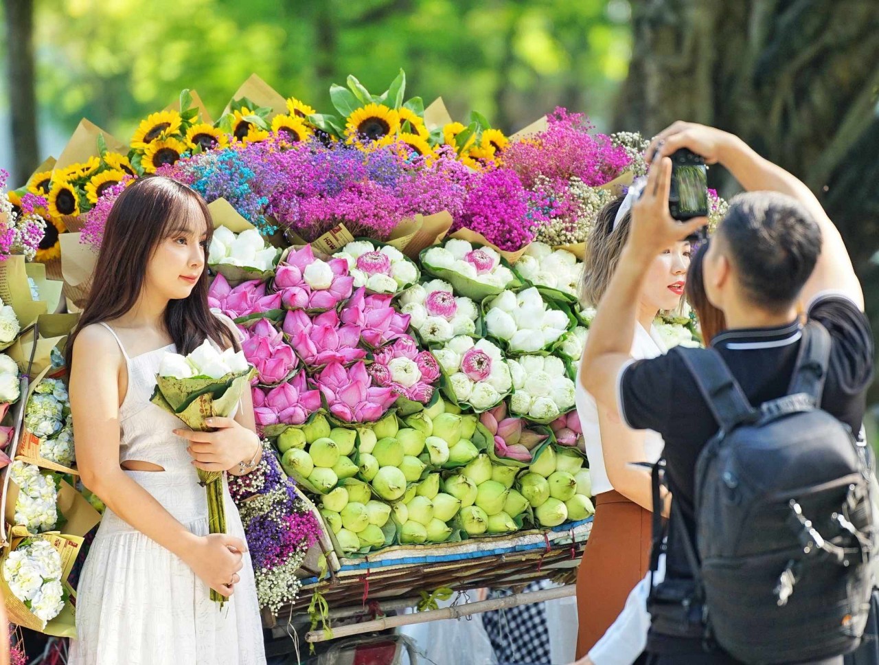 Giới trẻ đua nhau chụp ảnh cùng xe bán hoa đón mùa Thu Hà Nội