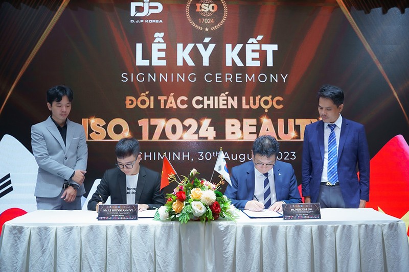 Buổi ký kết đối tác chiến lược giữa chuyên gia Lê Huỳnh Anh và ISO 17024 Beauty.