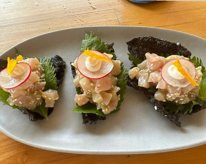 Món cá xốt tartare cũng là một sự pha trộn giữa ẩm thực Á và Âu khi sử dụng lá tía tô, rong biển chiên giòn, phía trên là cá sống trộn xốt, thêm chút vừng. Tartare là một loại xốt nguội làm từ mayonnaise trộn với rau thơm và rau củ ngâm giấm thái nhỏ, có thể được gia thêm dầu oliu, nước cốt chanh và các rau gia vị như thì là, mùi tây. Thực khách quen thuộc với các loại thịt bò sống, cá hồi, cá ngừ sống trộn xốt tartare như một món khai vị. Món cá xốt tartare cũng là một sự pha trộn giữa ẩm thực Á và Âu khi sử dụng lá tía tô, rong biển chiên giòn, phía trên là cá sống trộn xốt, thêm chút vừng. Tartare là một loại xốt nguội làm từ mayonnaise trộn với rau thơm và rau củ ngâm giấm thái nhỏ, có thể được gia thêm dầu oliu, nước cốt chanh và các rau gia vị như thì là, mùi tây. Thực khách quen thuộc với các loại thịt bò sống, cá hồi, cá ngừ sống trộn xốt tartare như một món khai vị.