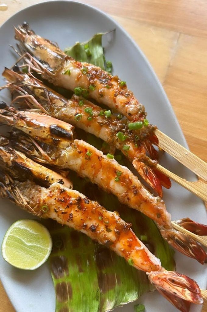 Ở các quốc gia Đông Nam Á như Indonesia, Thái Lan, Singapore, Malaysia hay Philippines, món khai vị cho bữa tiệc không thể thiếu satay, là những loại thịt xiên nướng được xâu vào các que tre vót mảnh. Sau này, satay biến tấu thêm một số món hải sản như tôm nướng muối ớt, vắt thêm chút chanh. Ở các quốc gia Đông Nam Á như Indonesia, Thái Lan, Singapore, Malaysia hay Philippines, món khai vị cho bữa tiệc không thể thiếu satay, là những loại thịt xiên nướng được xâu vào các que tre vót mảnh. Sau này, satay biến tấu thêm một số món hải sản như tôm nướng muối ớt, vắt thêm chút chanh.