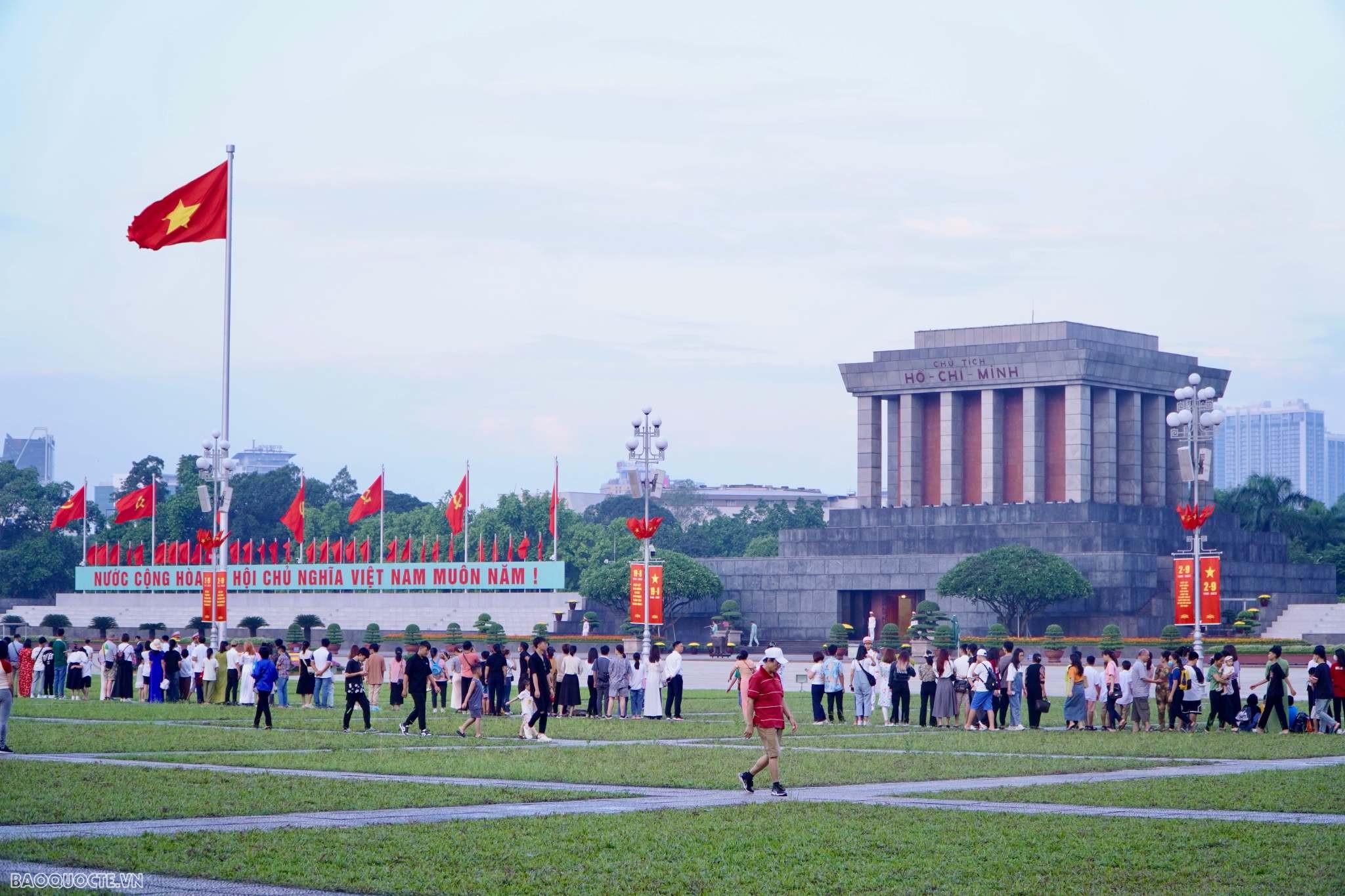 Sắc đỏ tràn ngập trong Ngày Quốc khánh 2/9 tại Thủ đô Hà Nội