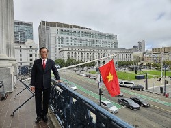 Cờ đỏ sao vàng Việt Nam tung bay trên Tòa thị chính TP. San Francisco ngày Quốc khánh