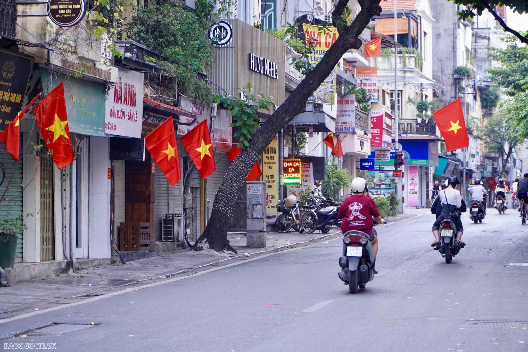 Sắc đỏ tràn ngập trong Ngày Quốc khánh 2/9 tại Thủ đô Hà Nội