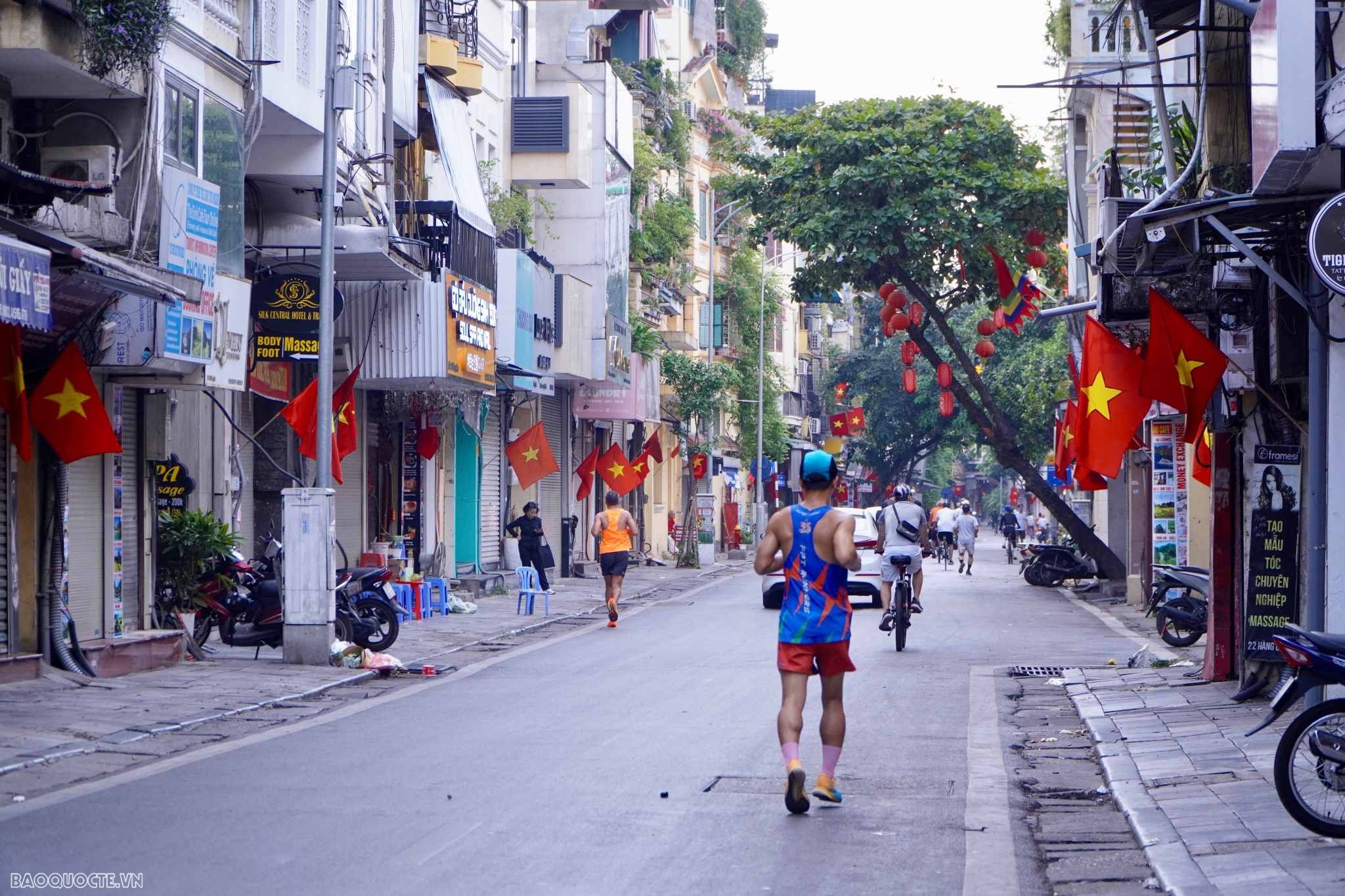 Không khí vui tươi trong buổi sáng Ngày Quốc khánh tại thủ đô Hà Nội
