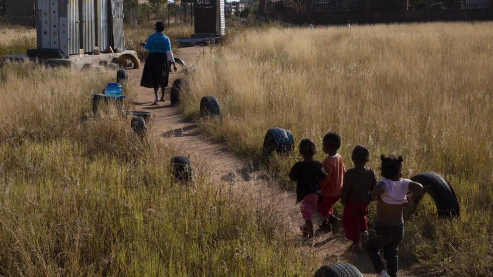 Trẻ em ở làng Ga-Mashashane, Nam Phi. (Nguồn: AP)
