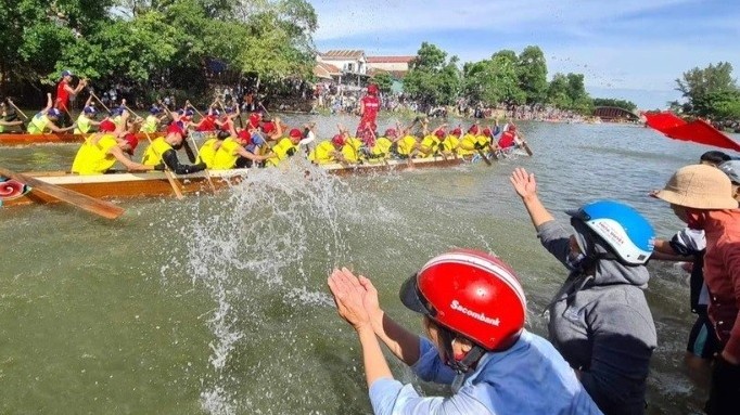 Độc đáo lễ hội đua, bơi thuyền ở nơi ăn Tết Độc lập lớn nhất cả nước
