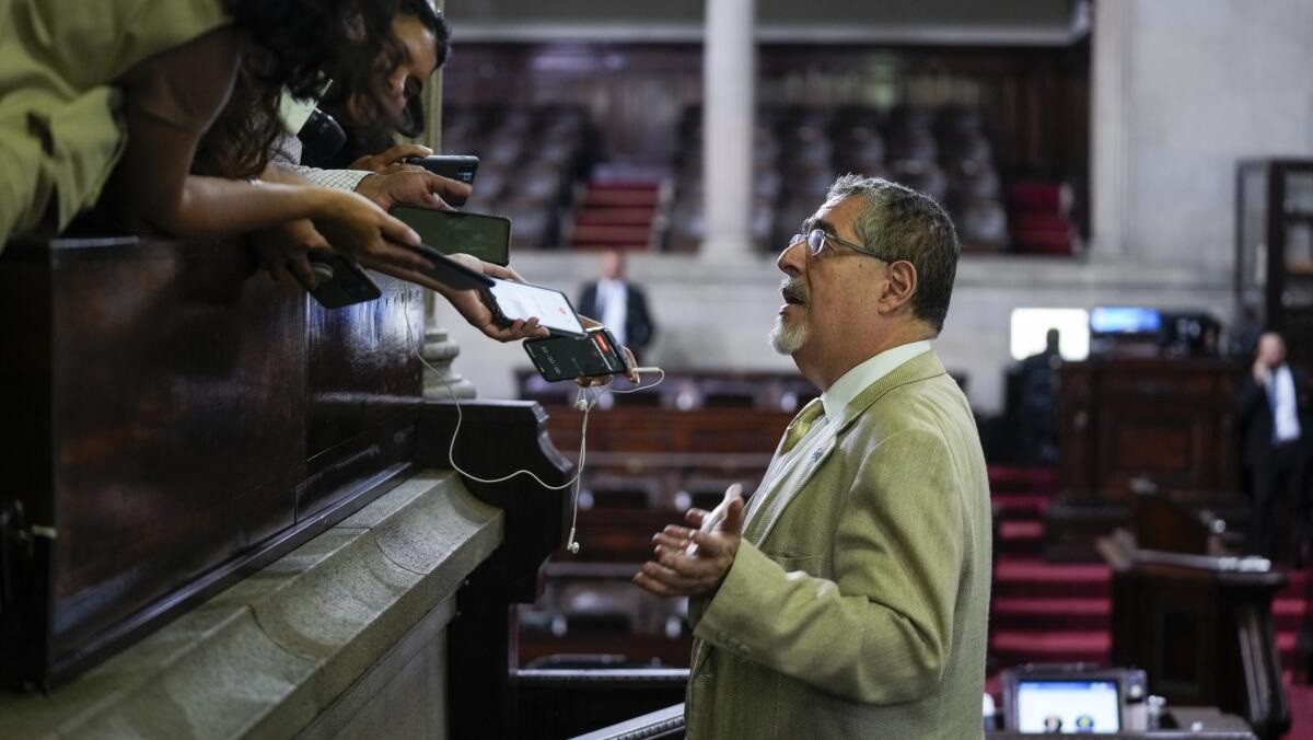 (09.02) Tổng thống đắc cử Guatemala, ông Bernado Arevalo phát biểu với báo chí ngày 31/8. (Nguồn: AP)