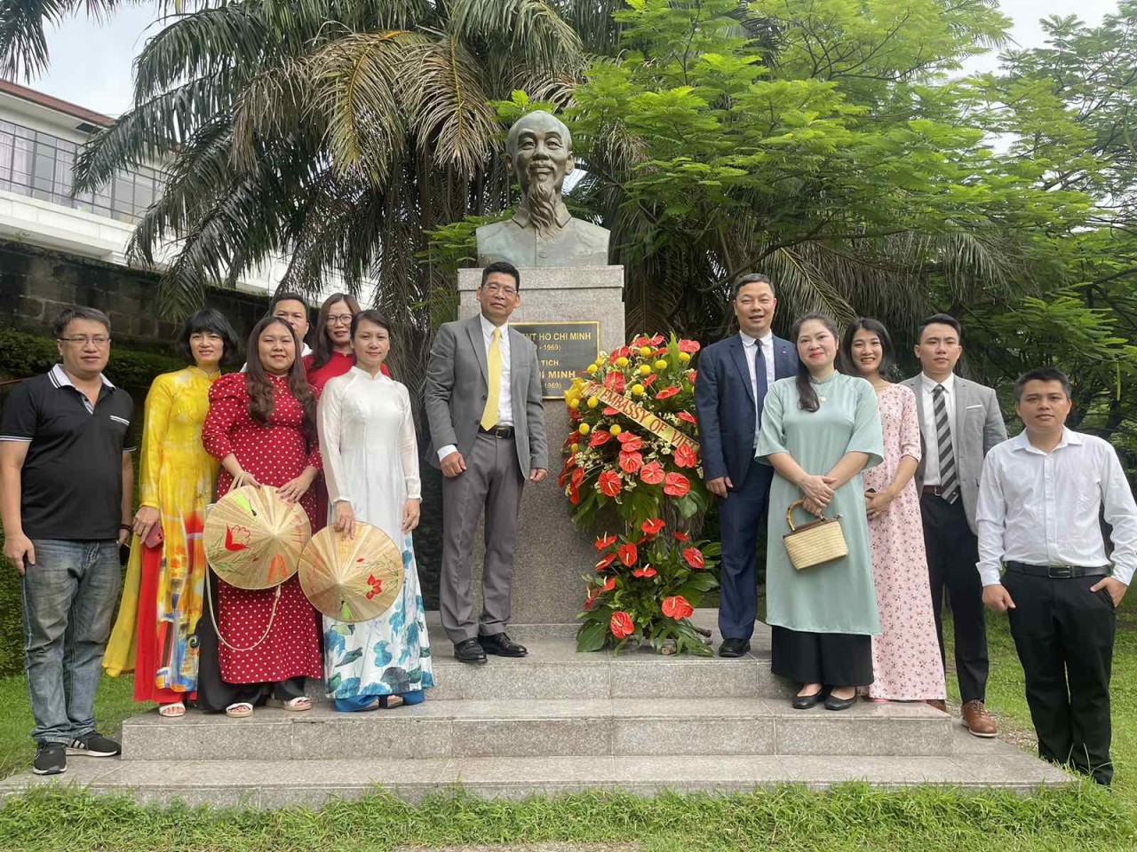 Đoàn cán bộ, nhân viên Đại sứ quán Việt Nam tại Philippines do Đại sứ Hoàng Huy Chung dẫn đầu đã tổ chức Lễ dâng hoa lên tượng đài Bác Hồ đặt tại Vườn hoa ASEAN, thủ đô Manila, Philippines. 