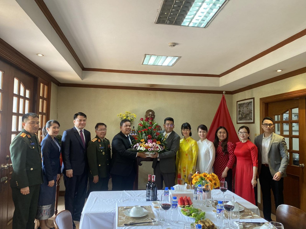 Đoàn cán bộ nhân viên Đại sứ quán Lào do Đại sứ Lào tại Philippines Sonexay Vannaxay dẫn đầu đã đến tặng hoa chung vui và chúc mừng kỷ niệm 78 năm Quốc khánh Việt Nam.