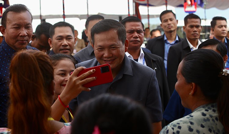 Thủ tướng Campuchia Hun Manet tại cuộc gặp mặt các công nhân và nhân viên nhà máy tại thị trấn Takhmao thuộc tỉnh Kandal. (Nguồn: Khmer Times)