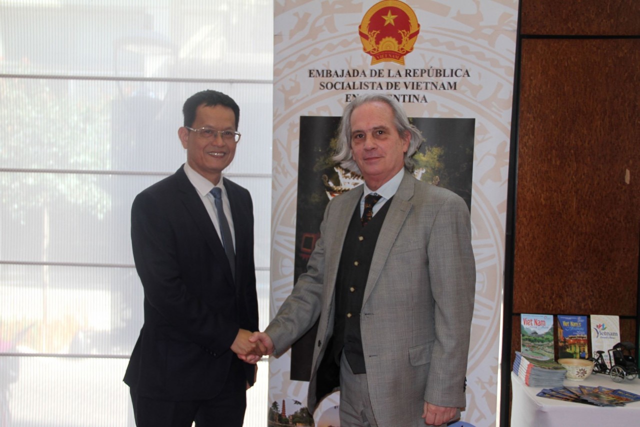 Đại sứ Việt Nam tại Argentina Dương Quốc Thanh (trái) và Thứ trưởng Bộ Ngoại giao nước chủ nhà Pablo Tettamanti. (Nguồn: TTXVN)