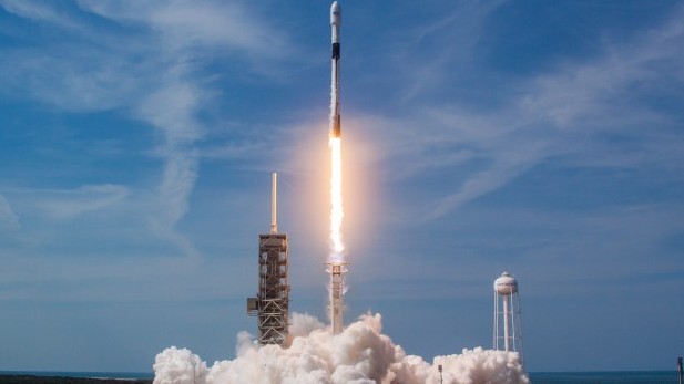 Phóng 13 vệ tinh quân sự lên quỹ đạo thấp, hãng tàu vũ trụ của tỷ phú Elon Musk muốn giám sát các vụ phóng tên lửa