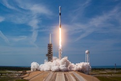 Phóng 13 vệ tinh quân sự lên quỹ đạo thấp, hãng tàu vũ trụ của tỷ phú Elon Musk muốn giám sát các vụ phóng tên lửa