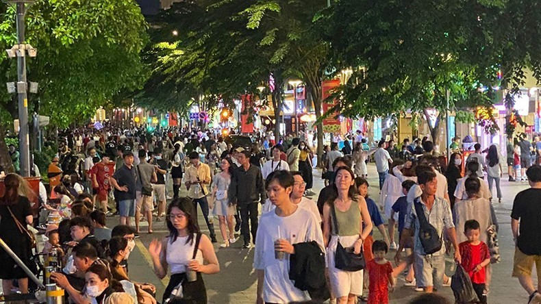 Images of Ho Chi Minh City residents enjoy fireworks in celebration of National Day