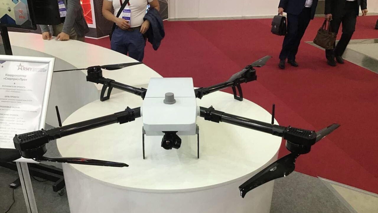 (09.03) UAV Surprise trừng bày trong một buổi triễn lãm quân sự hồi tháng 8 ở Nga. (Nguồn: Sputnik)