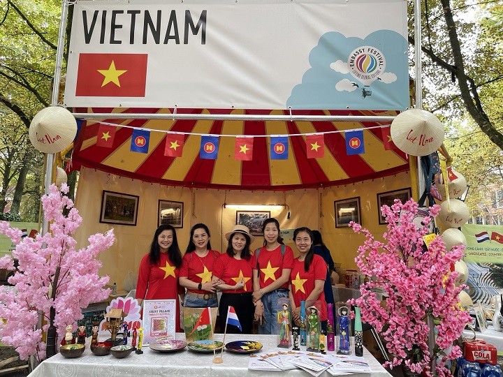 Đại sứ quán Việt Nam tại Hà Lan tham gia Embassy Festival 2023