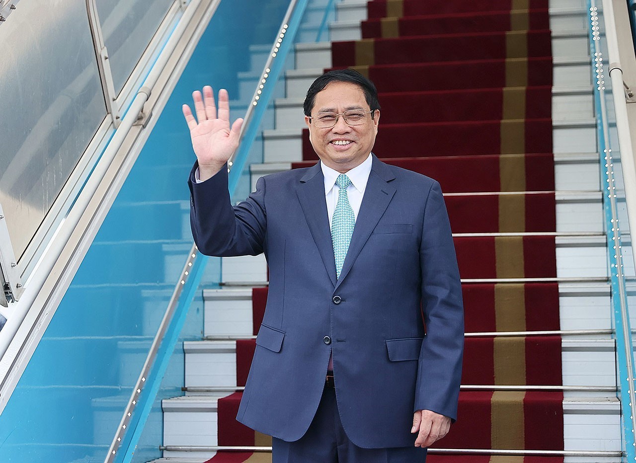 PM Pham Minh Chinh leaves Hanoi for Jakarta to attend 43rd ASEAN Summit