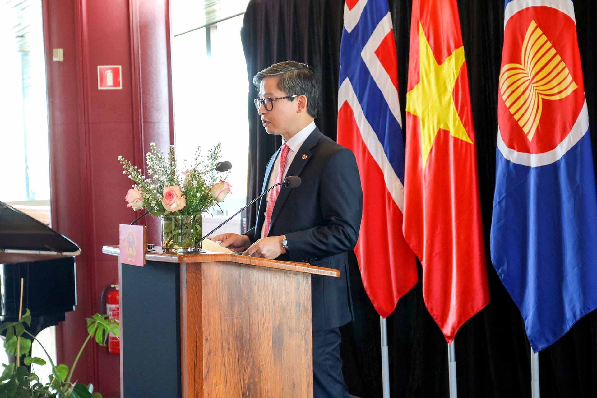 Đại sứ Đinh Nho Hưng phát biểu