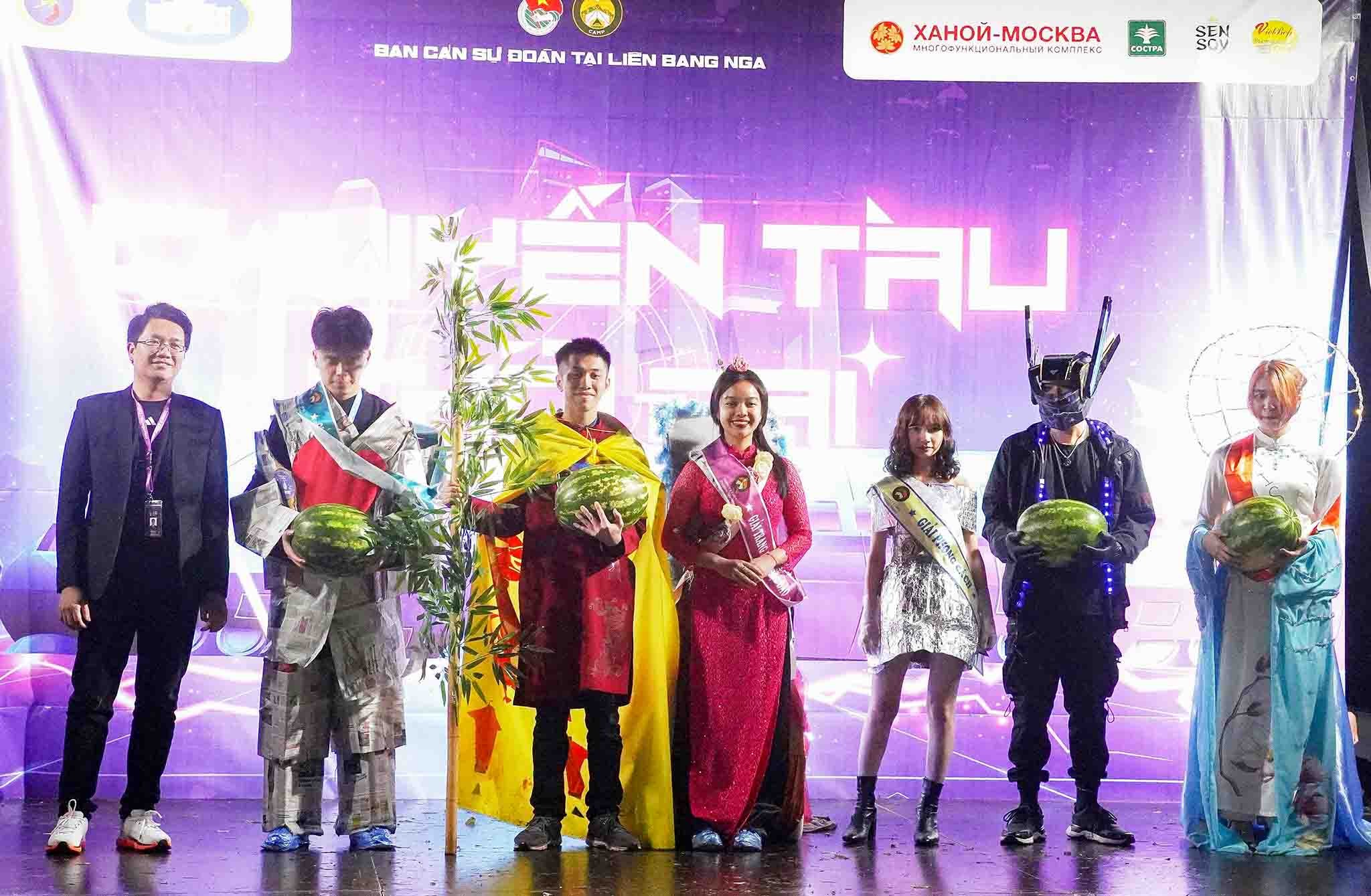 Trao giải cho các thí sinh tham gia trình diễn thời trang tại Trại Hè sinh viên Việt Nam toàn Liên bang Nga (SMC 2023). Ảnh: Duy Trinh - PV TTXVN tại LB Nga