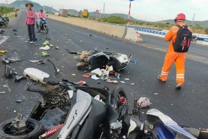 Gần 130 vụ tại nạn giao thông và 76 người thiệt mạng trong 4 ngày nghỉ lễ. Hình ảnh  Hiện trường vụ ô tô tông loạt xe máy dừng đèn đỏ trên quốc lộ 1 ở huyện Tuy Phong (Bình Thuận) sáng 2/9. (Nguồn: VOV).