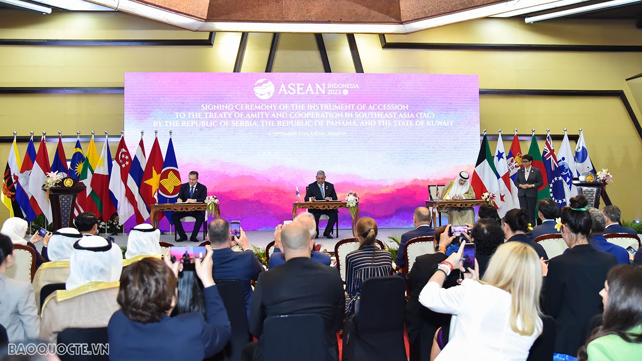Lễ ký kết văn kiện tham gia Hiệp ước Thân thiện và Hợp tác ở Đông Nam Á (TAC) của ba nước Kuwait, Serbia và Panama, nâng tổng số thành viên Hiệp ước lên 54. (Ảnh: Anh Sơn)