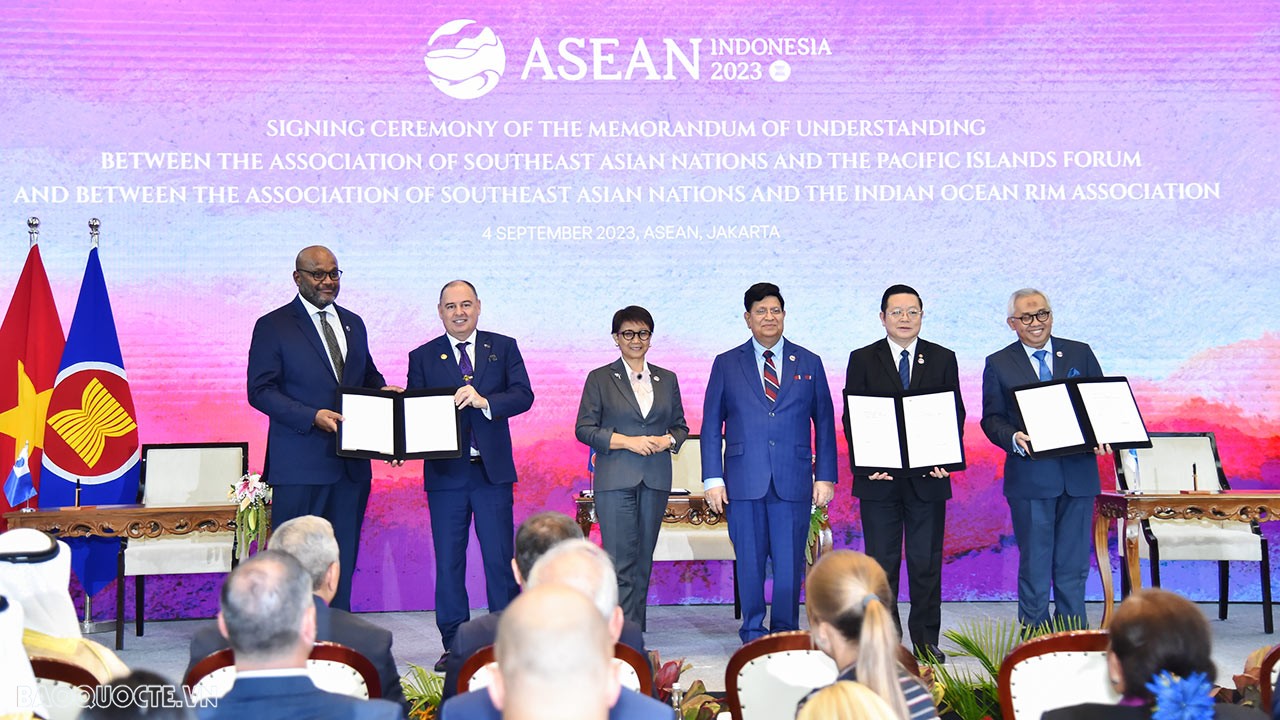 Lễ ký Biên bản ghi nhớ giữa Hiệp hội các quốc gia Đông Nam Á (ASEAN) với Hiệp hội vành đai Ấn Độ Dương (IORA) và giữa ASEAN với Diễn đàn quần đảo Thái Bình Dương (PIF).