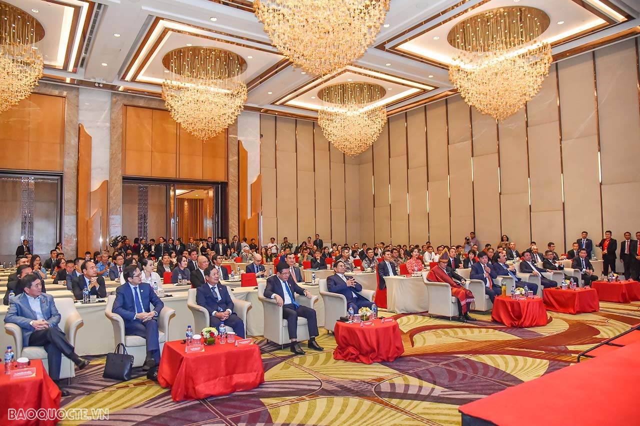 Nhân dịp dự Hội nghị cấp cao ASEAN-43 tại Thủ đô Jakarta của Indonesia, chiều 4/9 (giờ địa phương), Thủ tướng Chính phủ Phạm Minh Chính đã dự Lễ công bố mở đường bay thẳng đầu tiên Hà Nội (Việt Nam) - Jakarta (Indonesia) của Hãng hàng không Vietjet. (Ảnh: Anh Sơn) Nhân dịp dự Hội nghị cấp cao ASEAN-43 tại Thủ đô Jakarta của Indonesia, chiều 4/9 (giờ địa phương), Thủ tướng Chính phủ Phạm Minh Chính đã dự Lễ công bố mở đường bay thẳng đầu tiên Hà Nội (Việt Nam) - Jakarta (Indonesia) của Hãng hàng không Vietjet. (Ảnh: