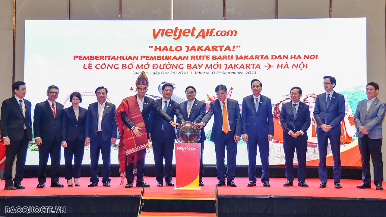 Nhân dịp dự Hội nghị cấp cao ASEAN-43 tại Thủ đô Jakarta của Indonesia, chiều 4/9 (giờ địa phương), Thủ tướng Chính phủ Phạm Minh Chính đã dự Lễ công bố mở đường bay thẳng đầu tiên Hà Nội (Việt Nam) - Jakarta (Indonesia) của Hãng hàng không Vietjet. (Ảnh: