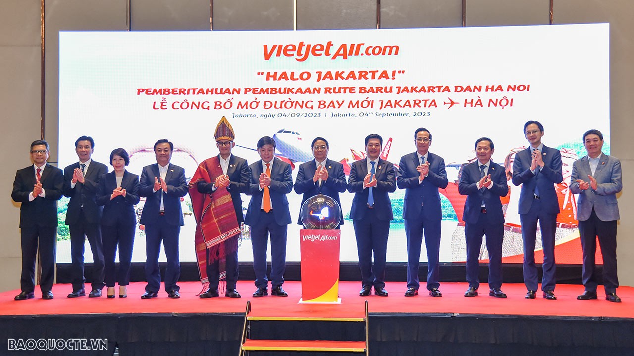 Nhân dịp dự Hội nghị cấp cao ASEAN-43 tại Thủ đô Jakarta của Indonesia, chiều 4/9 (giờ địa phương), Thủ tướng Chính phủ Phạm Minh Chính đã dự Lễ công bố mở đường bay thẳng đầu tiên Hà Nội (Việt Nam) - Jakarta (Indonesia) của Hãng hàng không Vietjet. (Ảnh: