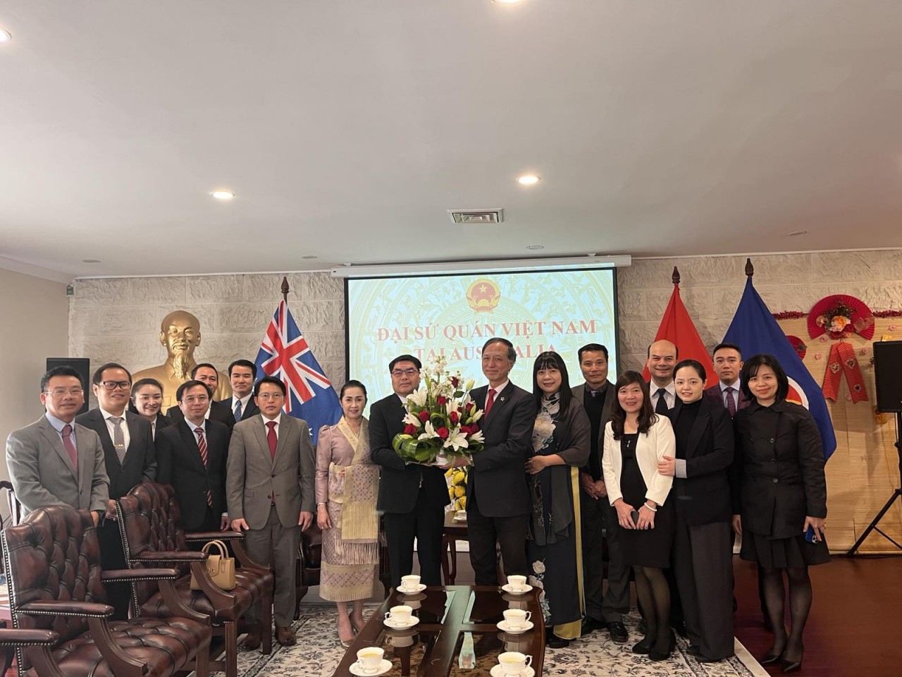 Đoàn đại biểu Đại sứ quán Lào tại Australia chúc mừng 78 năm Quốc khánh Việt Nam