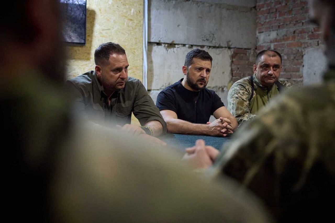 (09.05) Tổng thống Ukraine Volodymyr Zelensky trao đổi với các binh sĩ tại Donetsk ngày 4/9. (Nguồn: AFP)