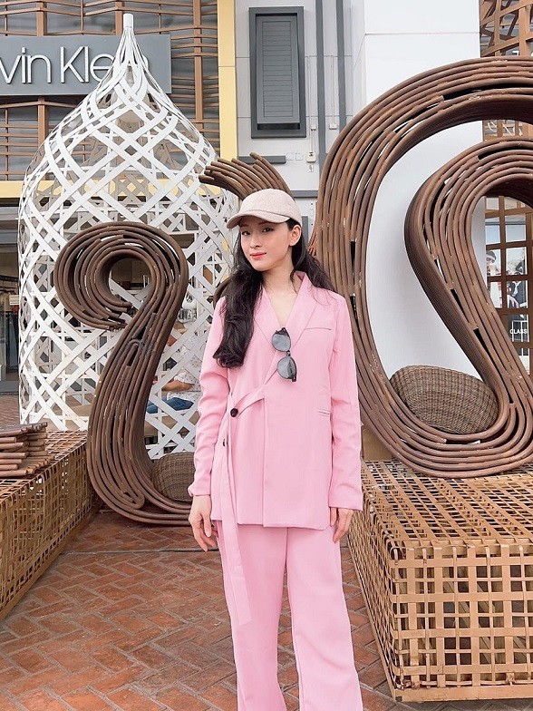 Cũng như nhiều người đẹp khác, Hoa hậu Trương Hồ Phương Nga tranh thủ xuống phố đi cà phê dịp nghỉ lễ Quốc khánh. Hoa hậu người Việt tại Nga 2007 chọn bộ suit suông rộng màu hồng giấu đường cong, kết hợp mũ lưỡi trai khỏe khoắn.