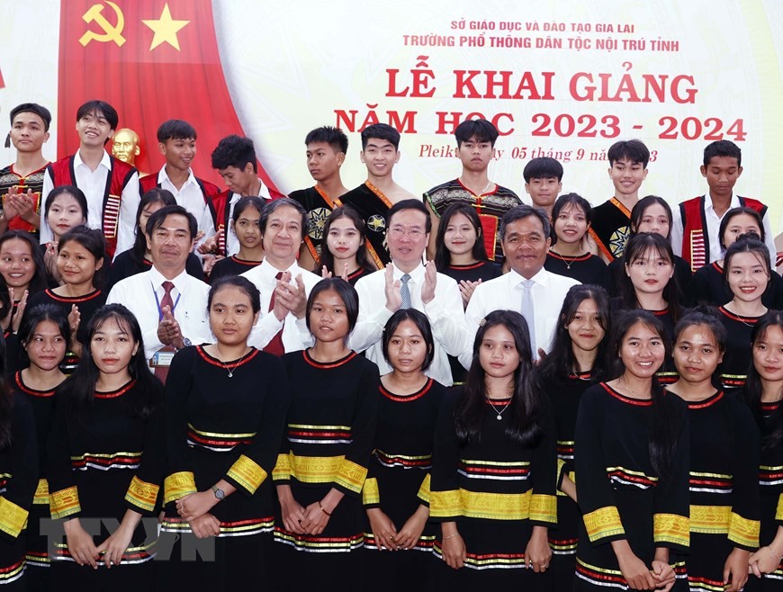 President Vo Van Thuong congratulates educators, students on new school year