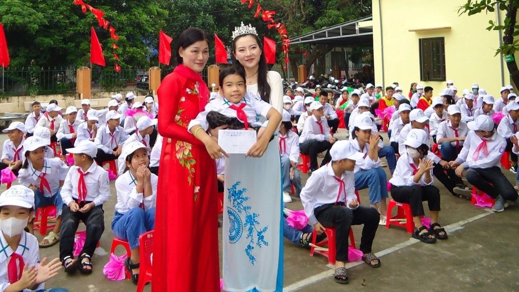 Hoa hậu quốc tế Việt Nhật mừng năm học mới với trẻ khuyết tật