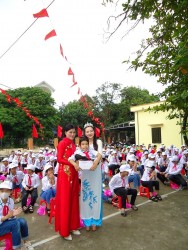 Hoa hậu quốc tế Việt Nhật mừng năm học mới với trẻ khuyết tật