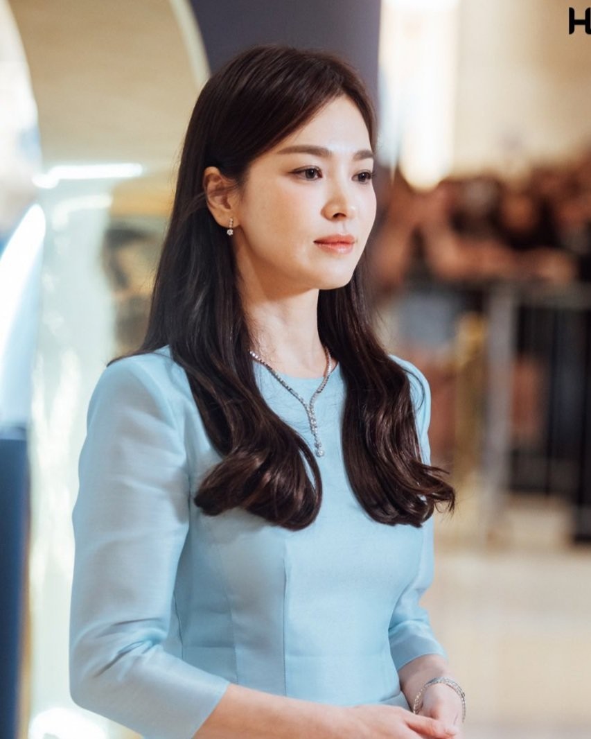 Trong khi Song Hye Kyo phát biểu, khán giả kêu tên khiến cô không giấu được nụ cười phấn khích. Song Hye Kyo nói cô rất vui được quay lại Singapore và cảm ơn tấm lòng của fan. 