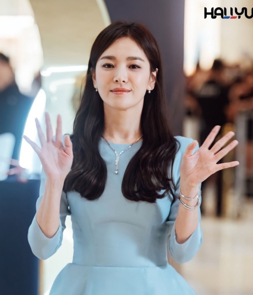 Song Hye Kyo dự sự kiện của thương hiệu trang sức cao cấp tại Singapore. Hơn 1.000 người hâm mộ đã đến trung tâm thương mại ở Orchard Road để gặp thần tượng, khiến nơi này chật cứng.