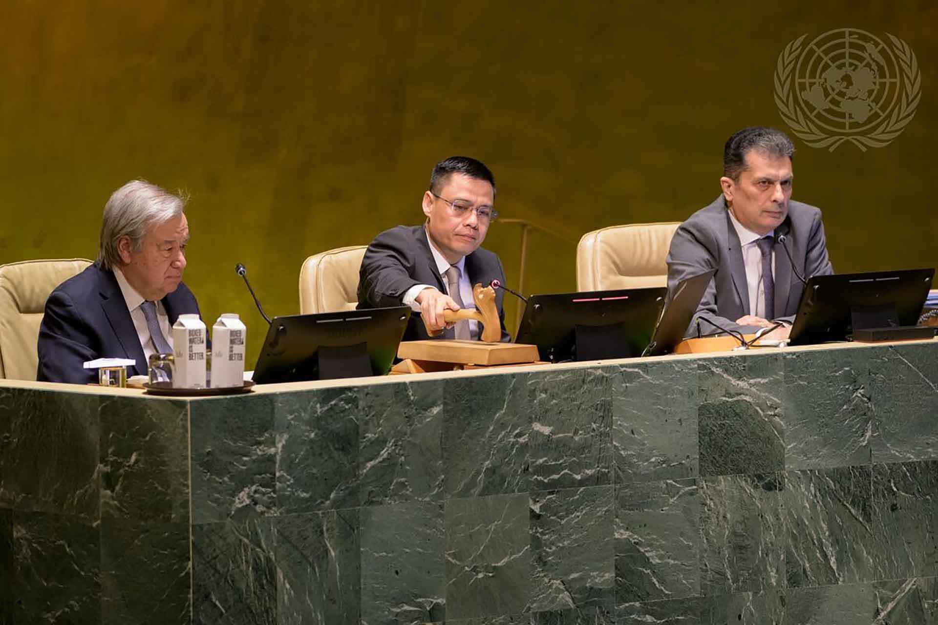 Đại sứ Đặng Hoàng Giang tham gia điều hành một phiên họp của Đại hội đồng Liên hợp quốc Khoá 77