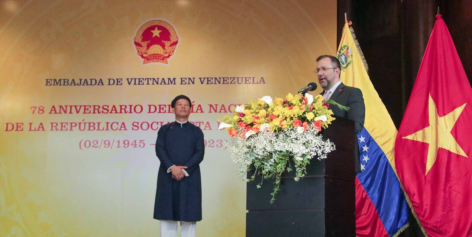 Bộ trưởng Ngoại giao Venezuela Yvan Gil Pinto phát biểu tại buổi lễ.