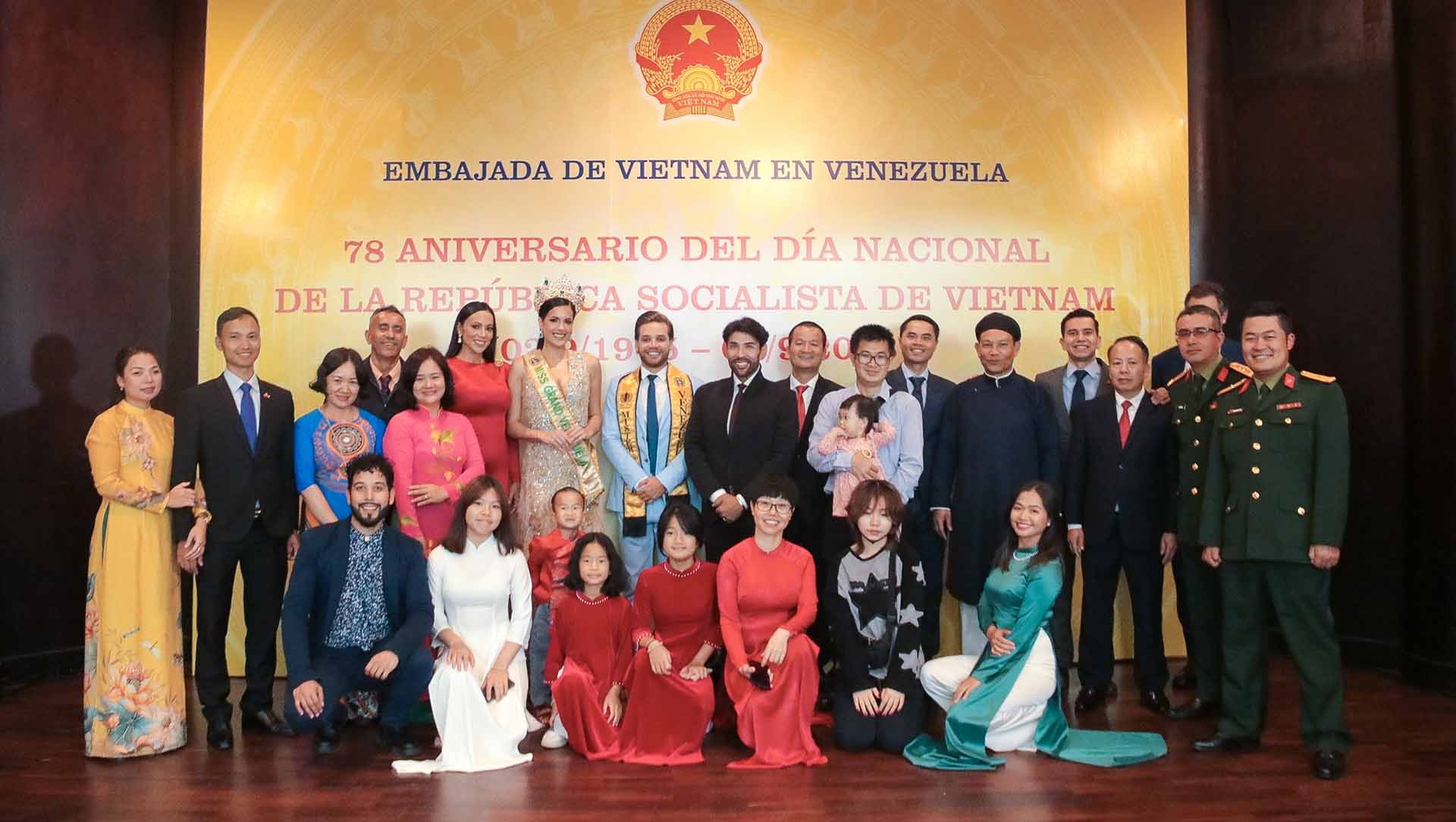 Cán bộ, nhân viên Đại sứ quán Việt Nam chụp ảnh lưu niệm cùng khách mời. 