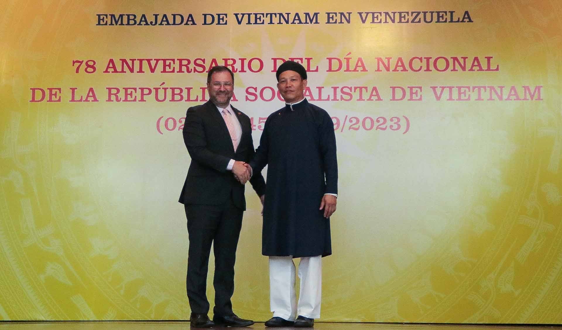 Bộ trưởng Ngoại giao Venezuela Yvan Gil Pinto và Đại sứ Vũ Trung Mỹ.