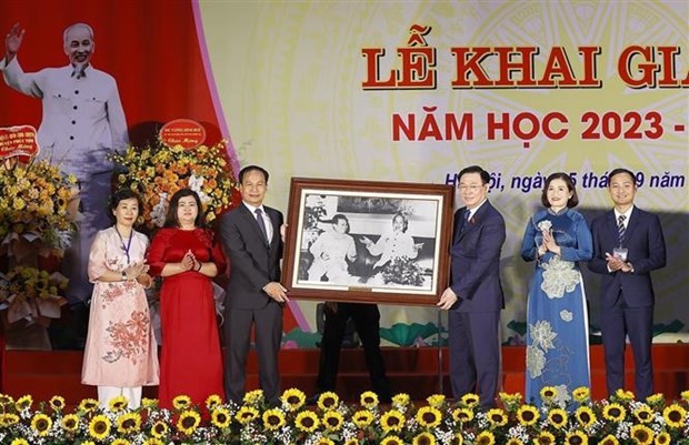 NA Chairman Vuong Dinh Hue joins Vietnamese, Lao students welcoming new school year