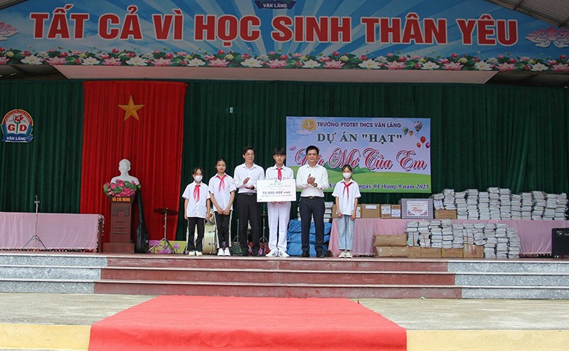 Trao học bổng khuyến học cho 4 HS khó khăn, có kết quả học tập tốt