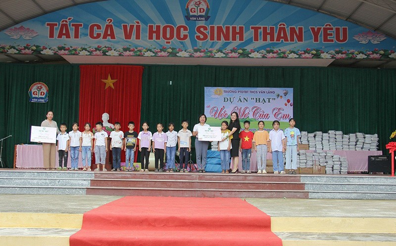 Trao tặng quà cho HS tiểu học