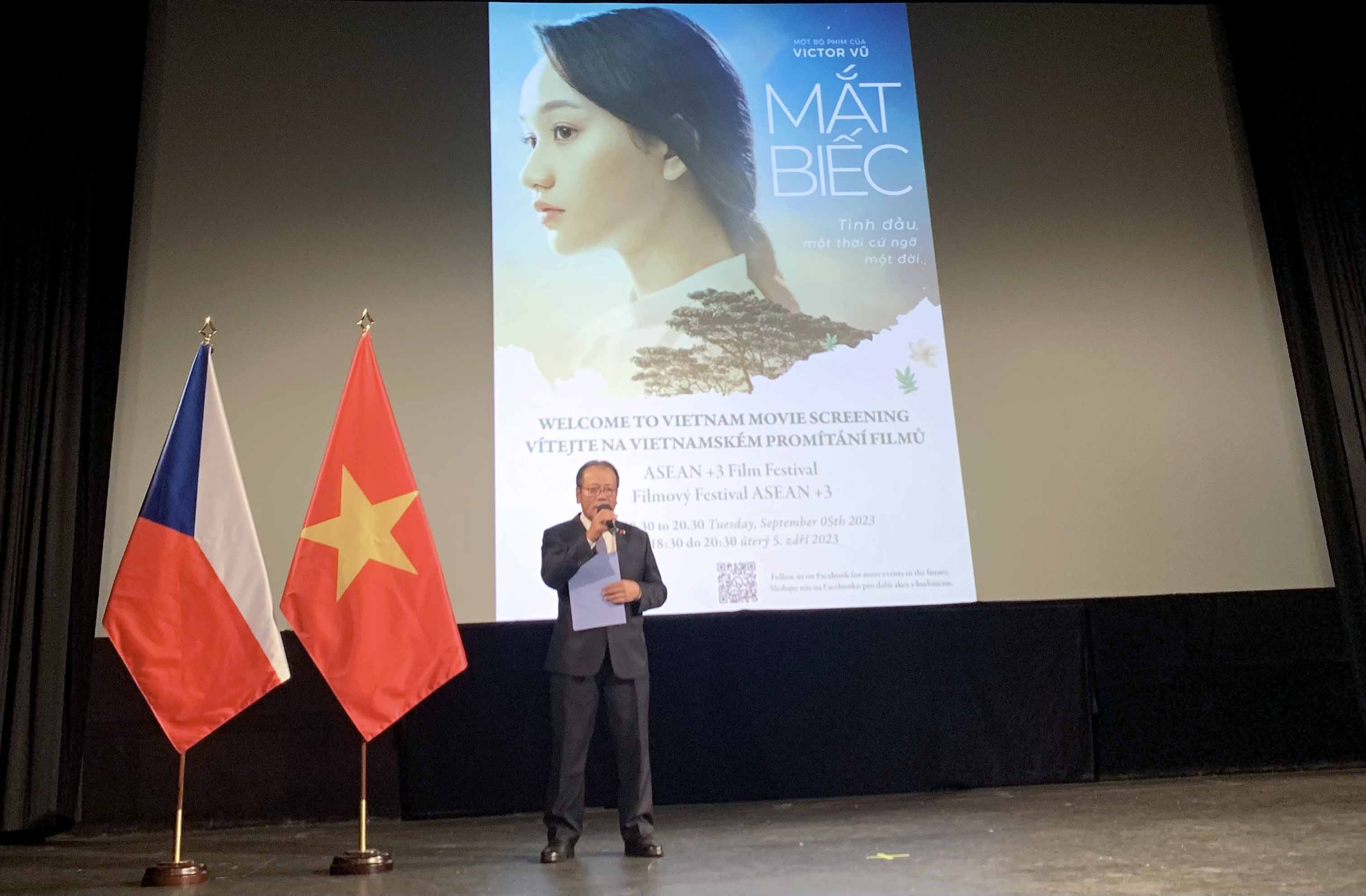 Đại sứ Thái Xuân Dũng phát biểu khai mạc tại sự kiện mở màn và ngày chiếu phim Việt Nam.