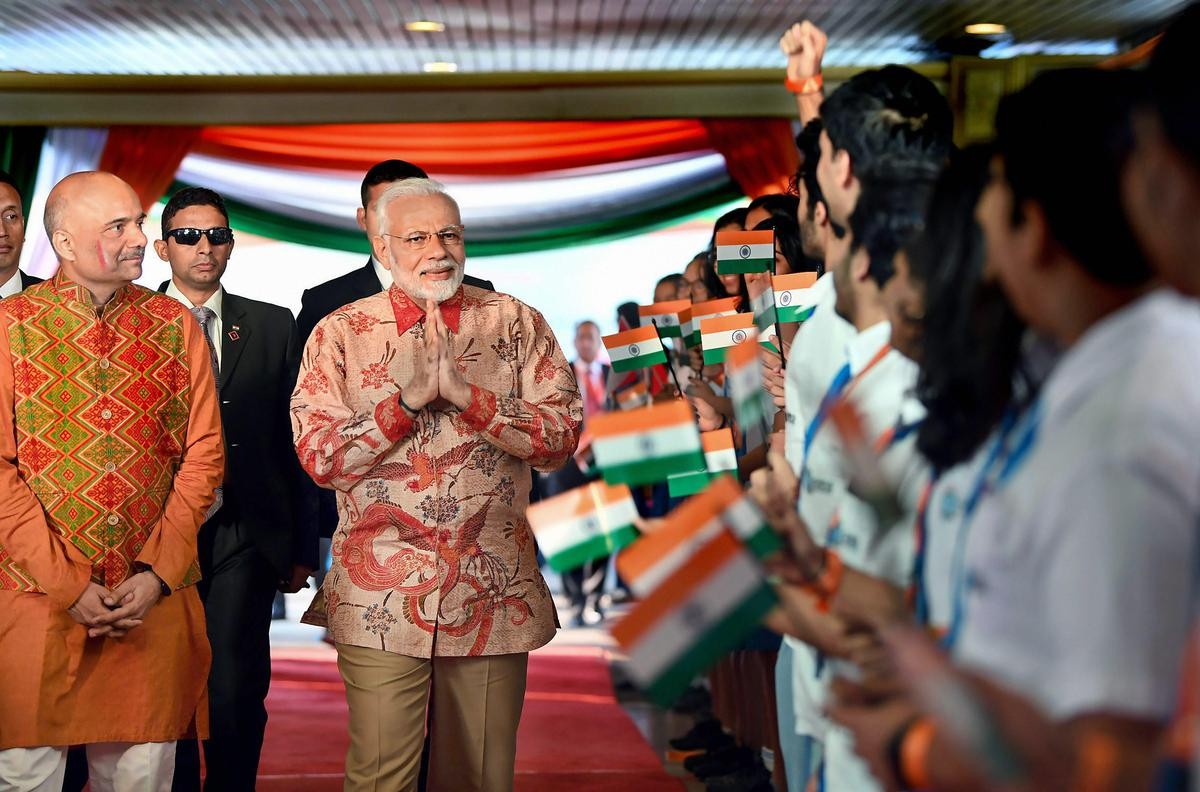 Thủ tướng Ấn Độ Narendra Modi đến sân bay quốc tế Jakarta vào sáng nay. (Nguồn: PTI)