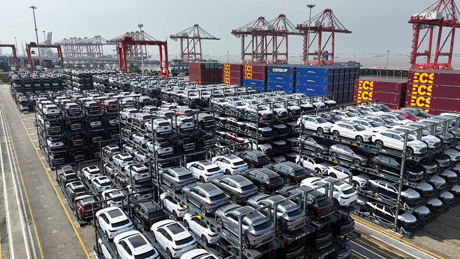 Các phương tiện sử dụng năng lượng mới chuẩn bị xuất khẩu, nằm trong một kho cảng ở tỉnh Giang Tô phía Đông Trung Quốc. (Nguồn: Tân Hoa xã)