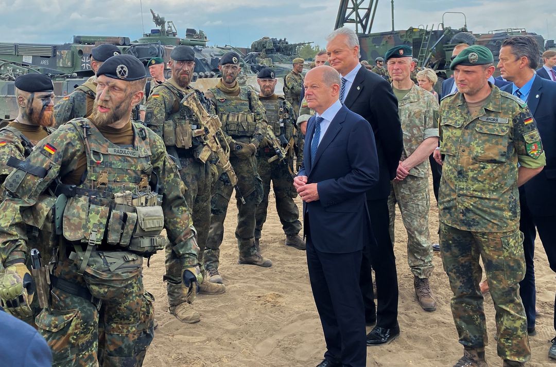 (09.07) Thủ tướng Đức Olaf Scholz Tổng thống Lithuanian President Gitanas Nauseda thăm binh sĩ Đức đồn trú tại Căn cứ do NATO cải tạo tại Pabrade, Lithuania tháng 6/2022. (Nguồn: Reuters)