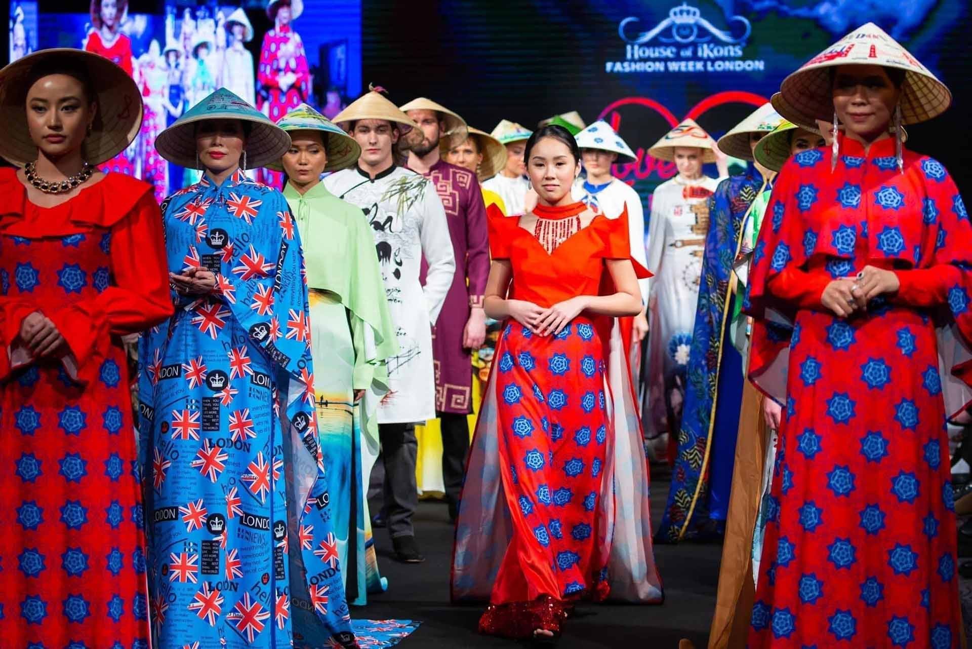Anna Hoàng trong một chương trình quảng bá áo dài Việt. (Ảnh: NVCC)