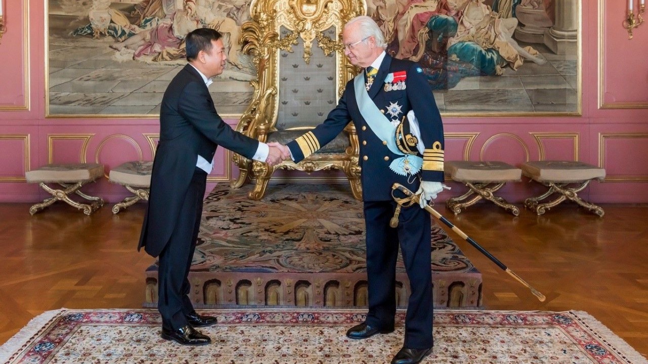 Đại sứ Việt Nam Trần Văn Tuấn trình Thư uỷ nhiệm lên Nhà vua Thụy Điển